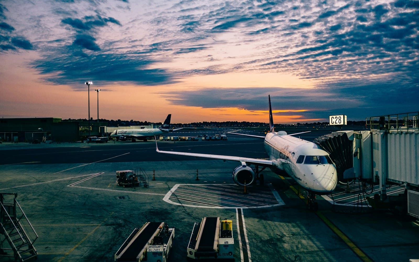 Avion à l'atterrissage au coucher du soleil
