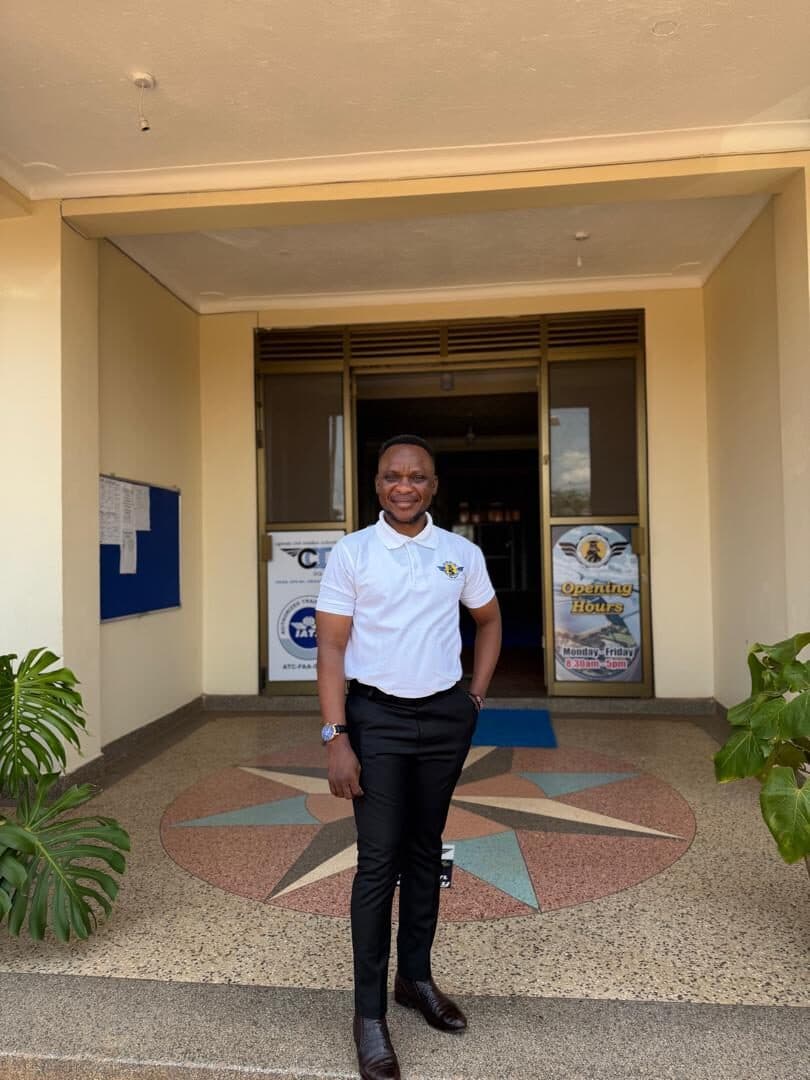 Notre conseiller devant l'entrée de l'académie